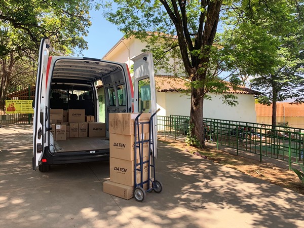 Van carregada de equipamentos para serem entregues na Escola Estadual Cândido Portinari, em Belo Horizonte. Foto: Divulgação SEE/MG